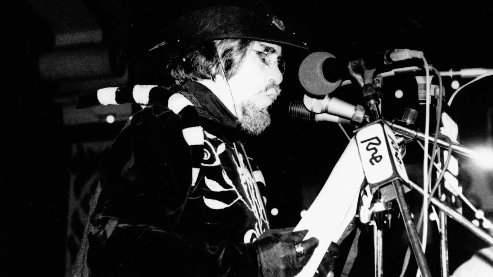 Carlos Edmundo de Ory pregonando el Carnaval de Cádiz de 1983.