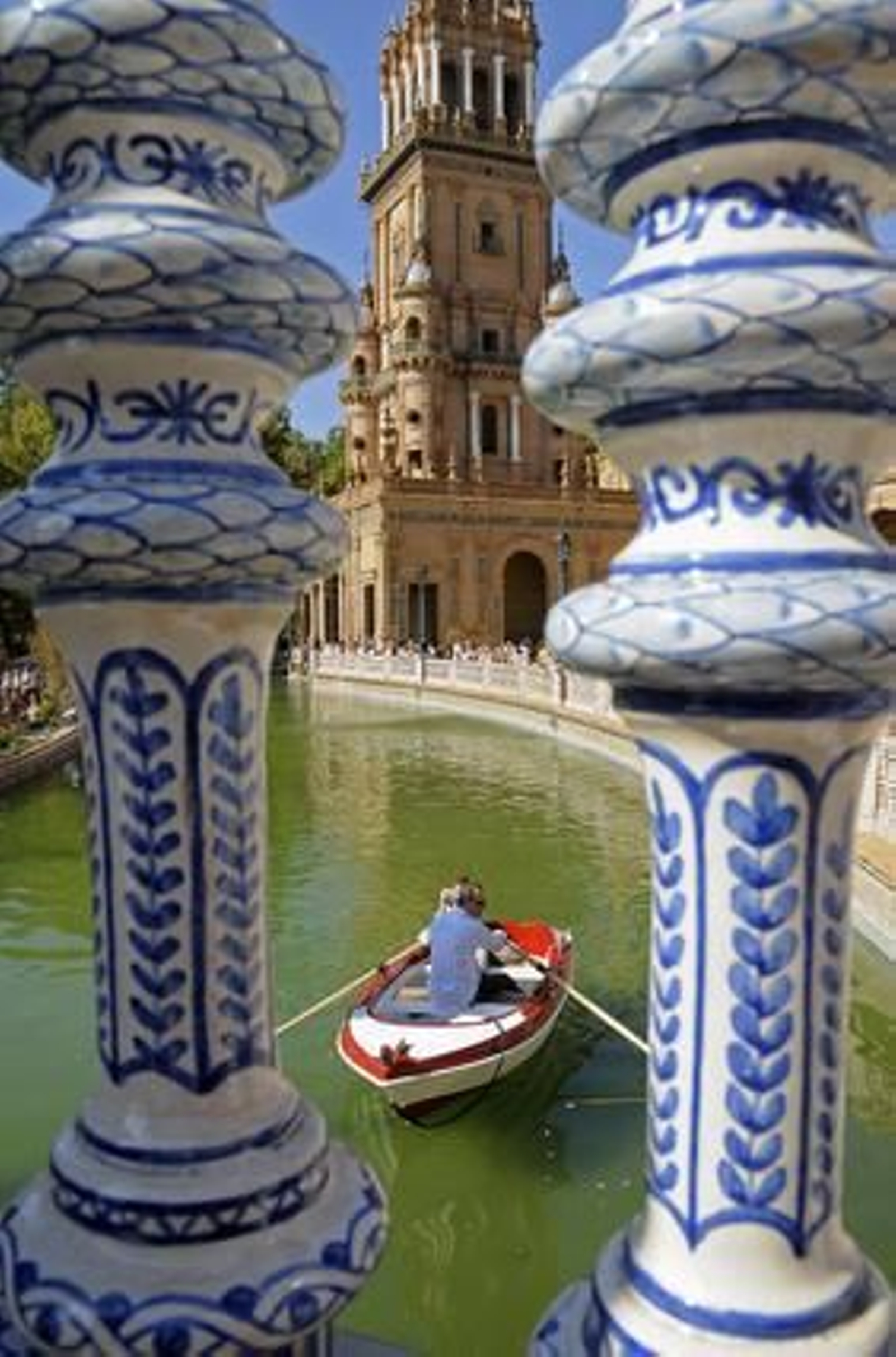 Los sevillanos disfrutan de la "nueva" Plaza de España.

Foto: Juan Carlos Vázquez