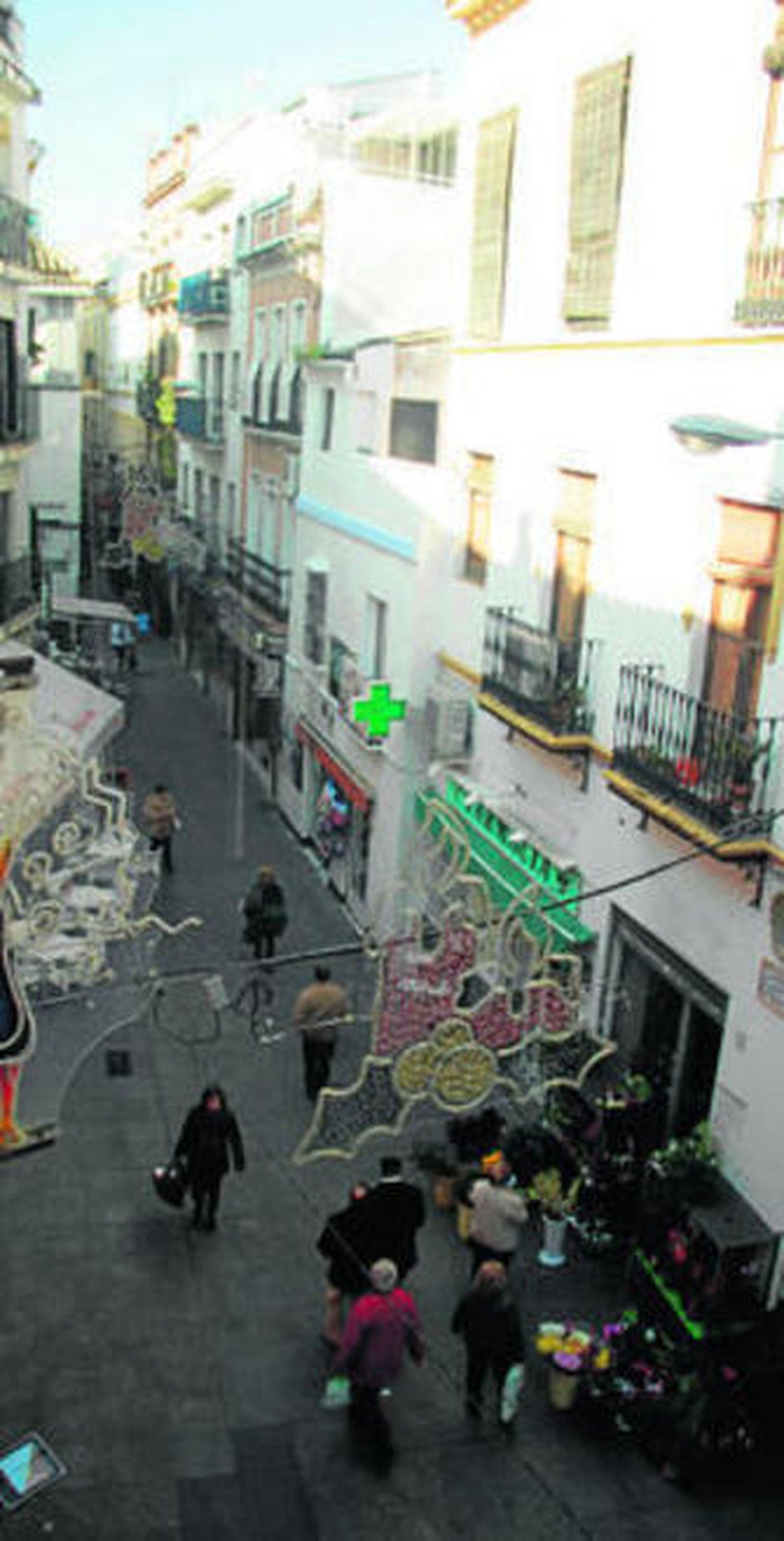 Panorámica de la calle José Gestoso, aún con la iluminación navideña.