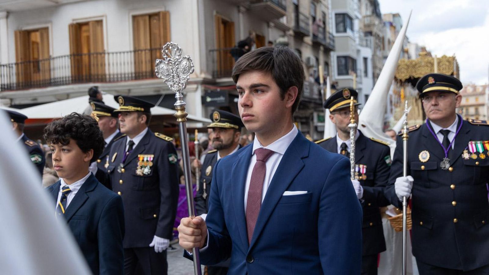 Los cofrades se rinden ante los grandes pasos de misterio del Lunes Santo