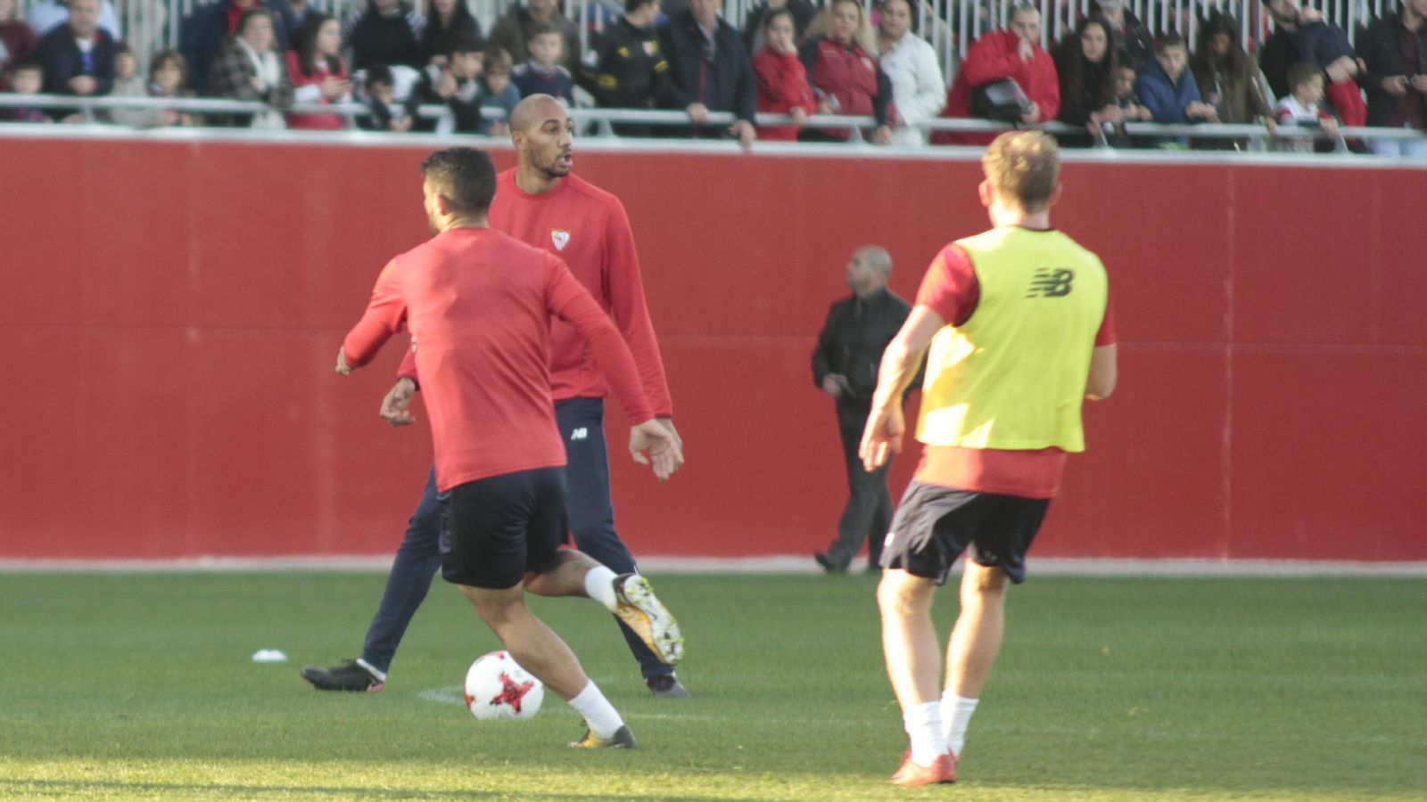 N'Zonzi busca a un compañero para pasarle la pelota.