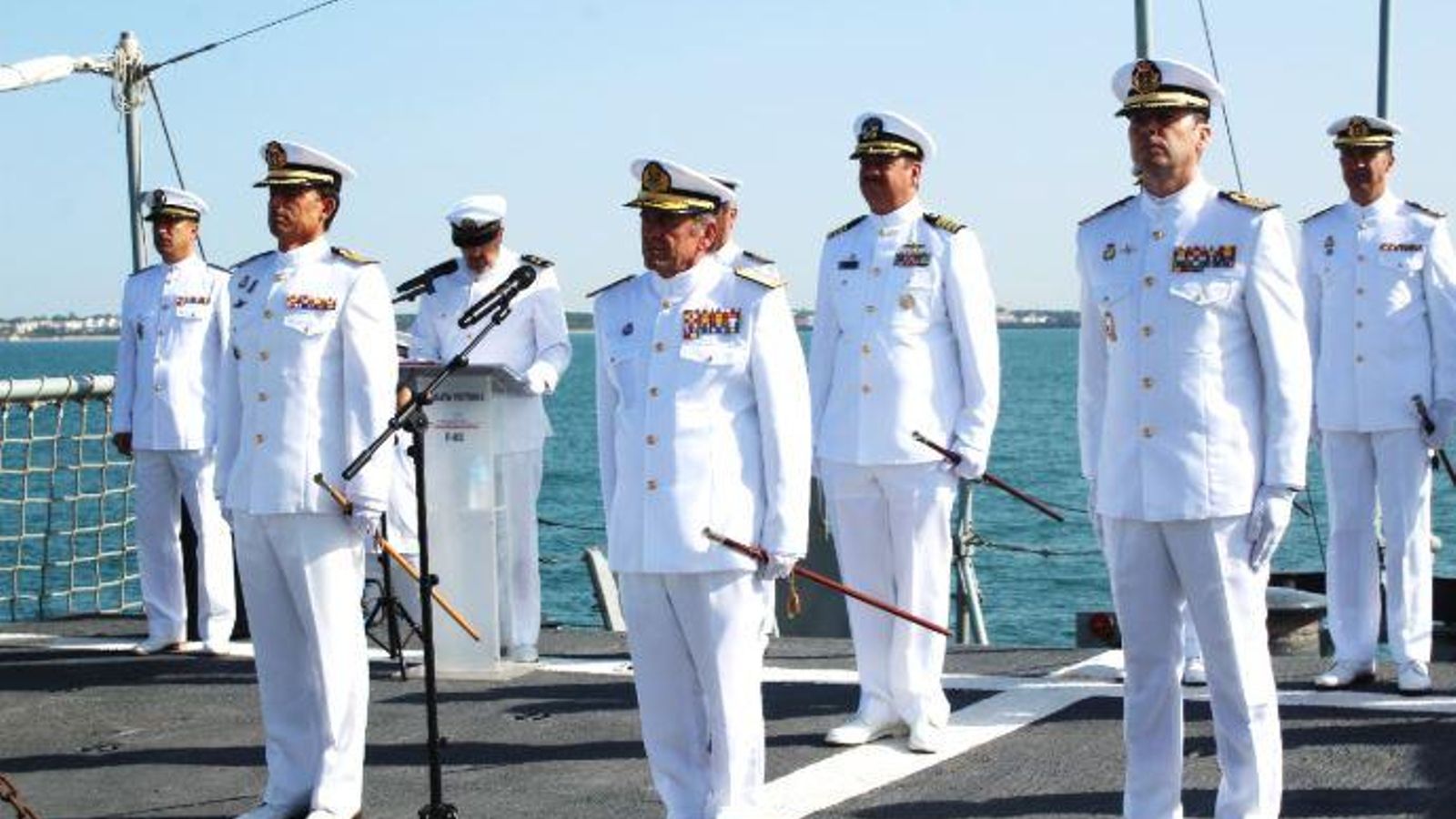 El almirante de la Flota preside la ceremonia de cambio de mando. El almirante de la Flota preside la ceremonia de cambio de mando.