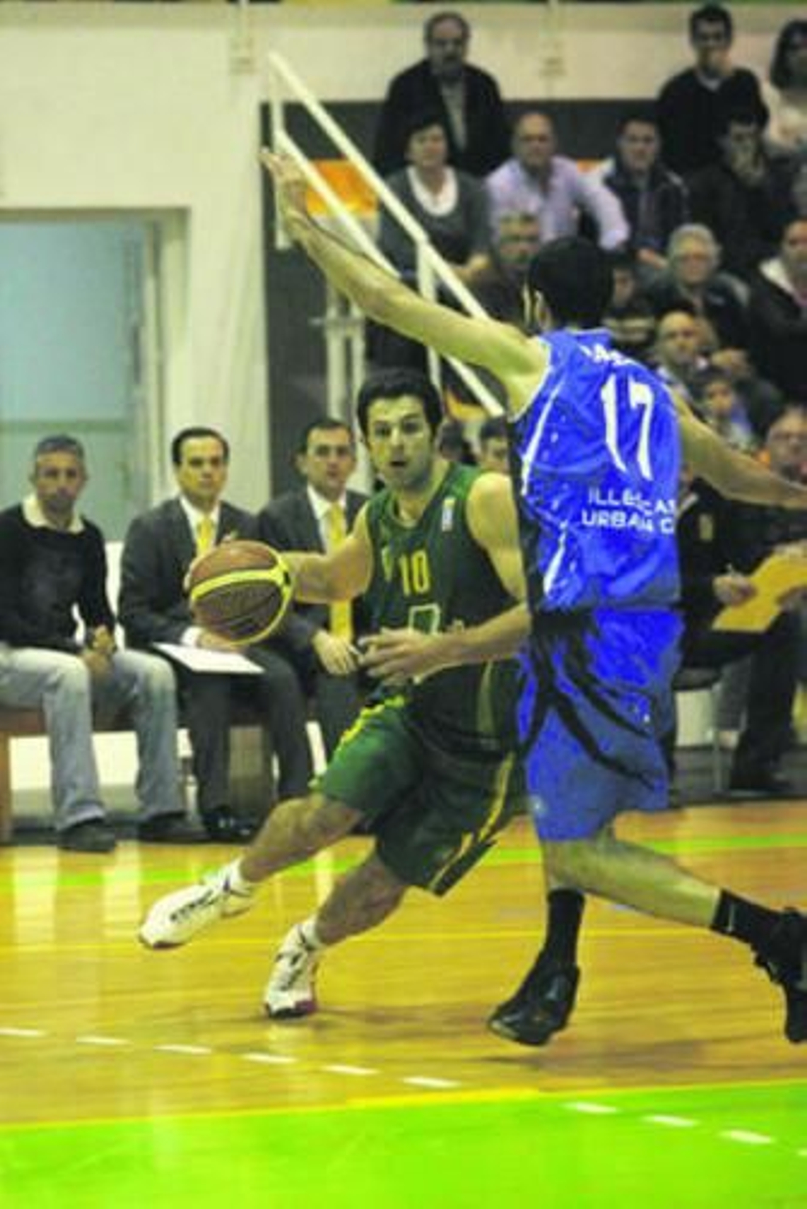 Jesús Castro trata de avanzar ante un rival en un partido del Villa.