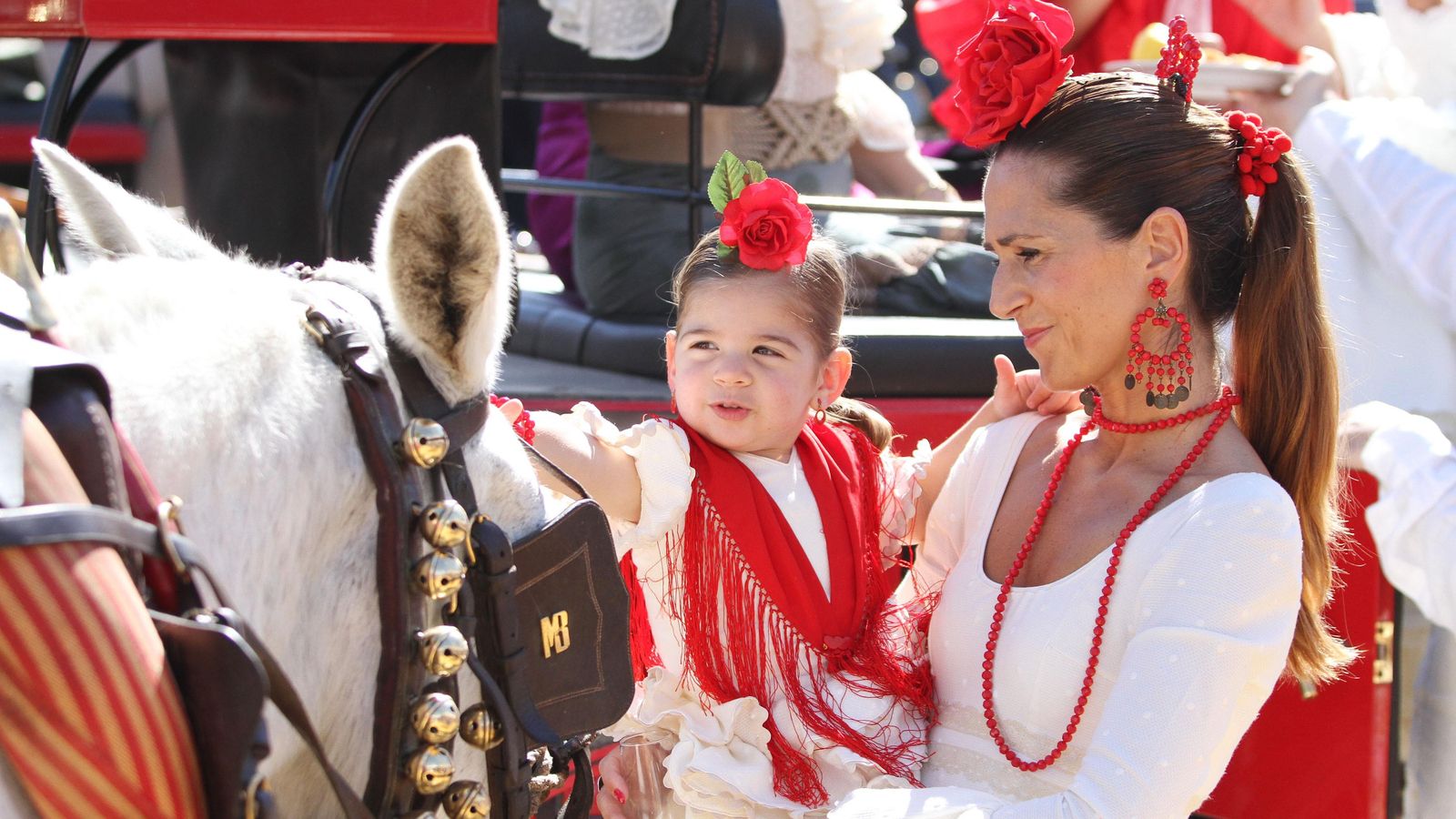 Una niña se distrae con un caballo.