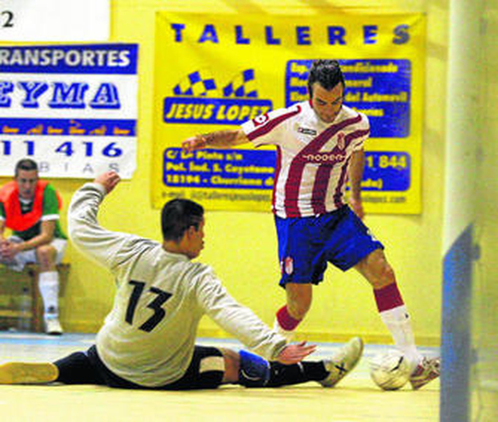 El jugador gabirro Nacho dribla al meta del Apademar Emilio para marcar el primer gol del Granada.