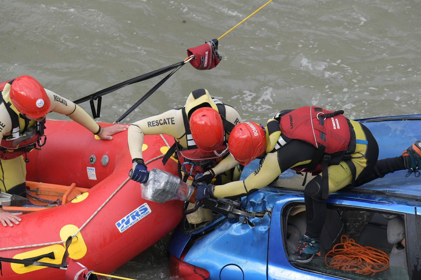 Fotos: Las mejores imágenes del simulacro de rescate de un coche accidentado en el río Genil de Granada