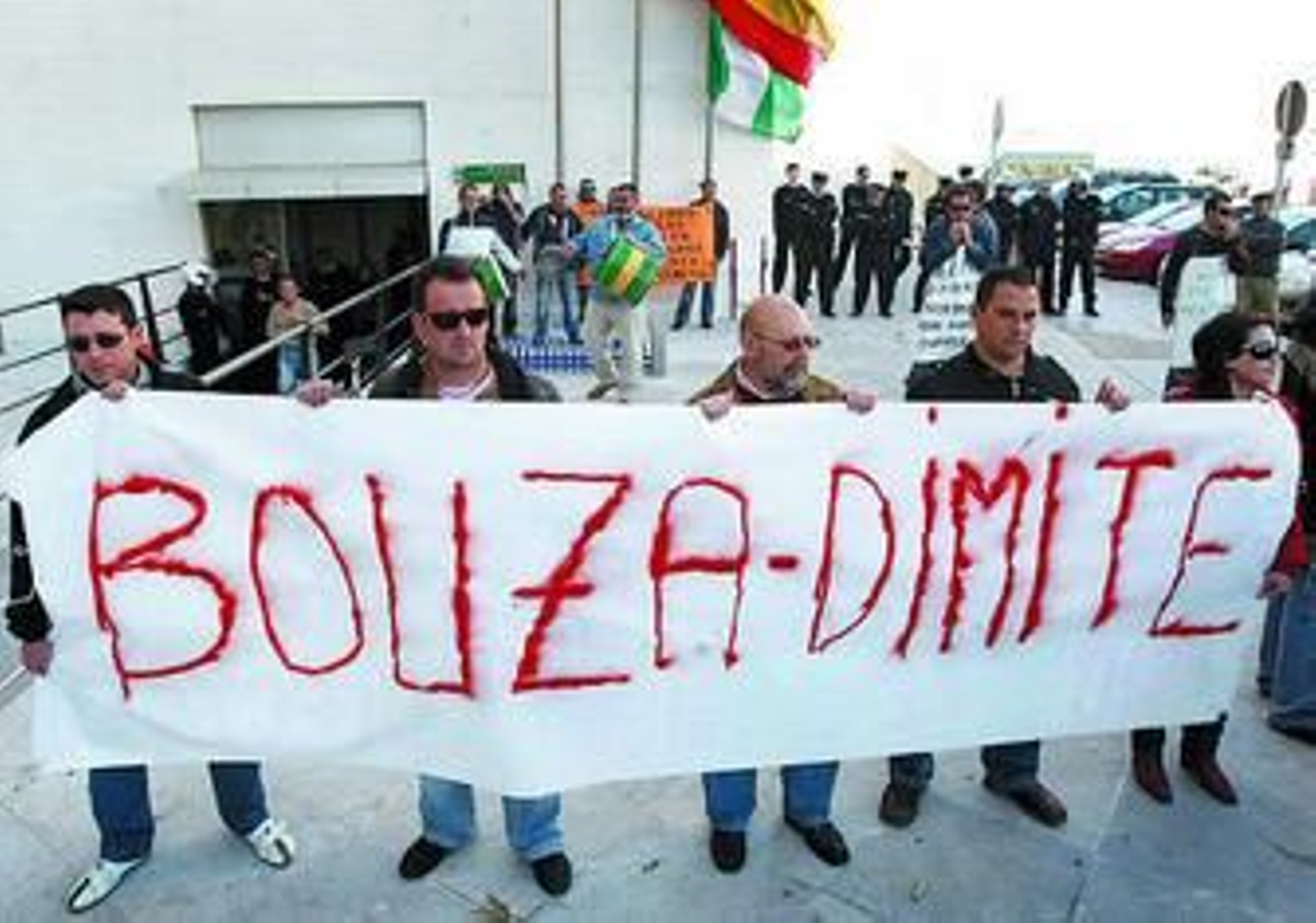 Protesta de los ex trabajadores eventuales de Delphi, ayer ante la Delegación de Empleo en Cádiz.