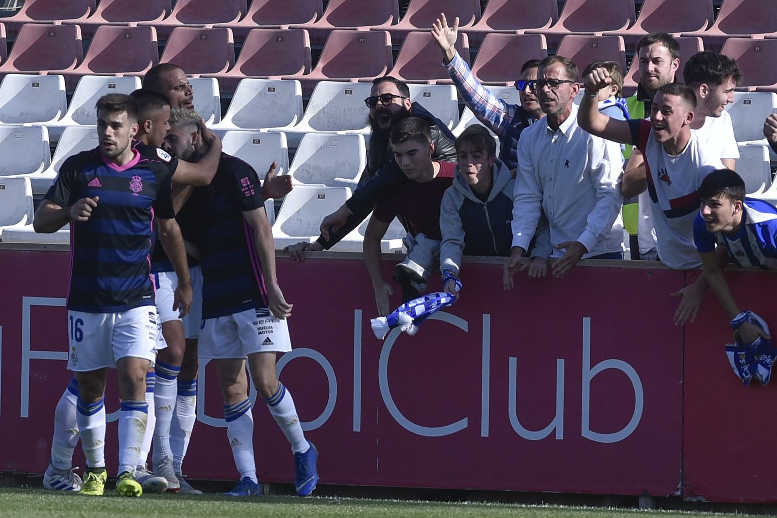 Isi Ros celebra junto a sus compañeros un gol marcado al Sevilla C la pasada jornada