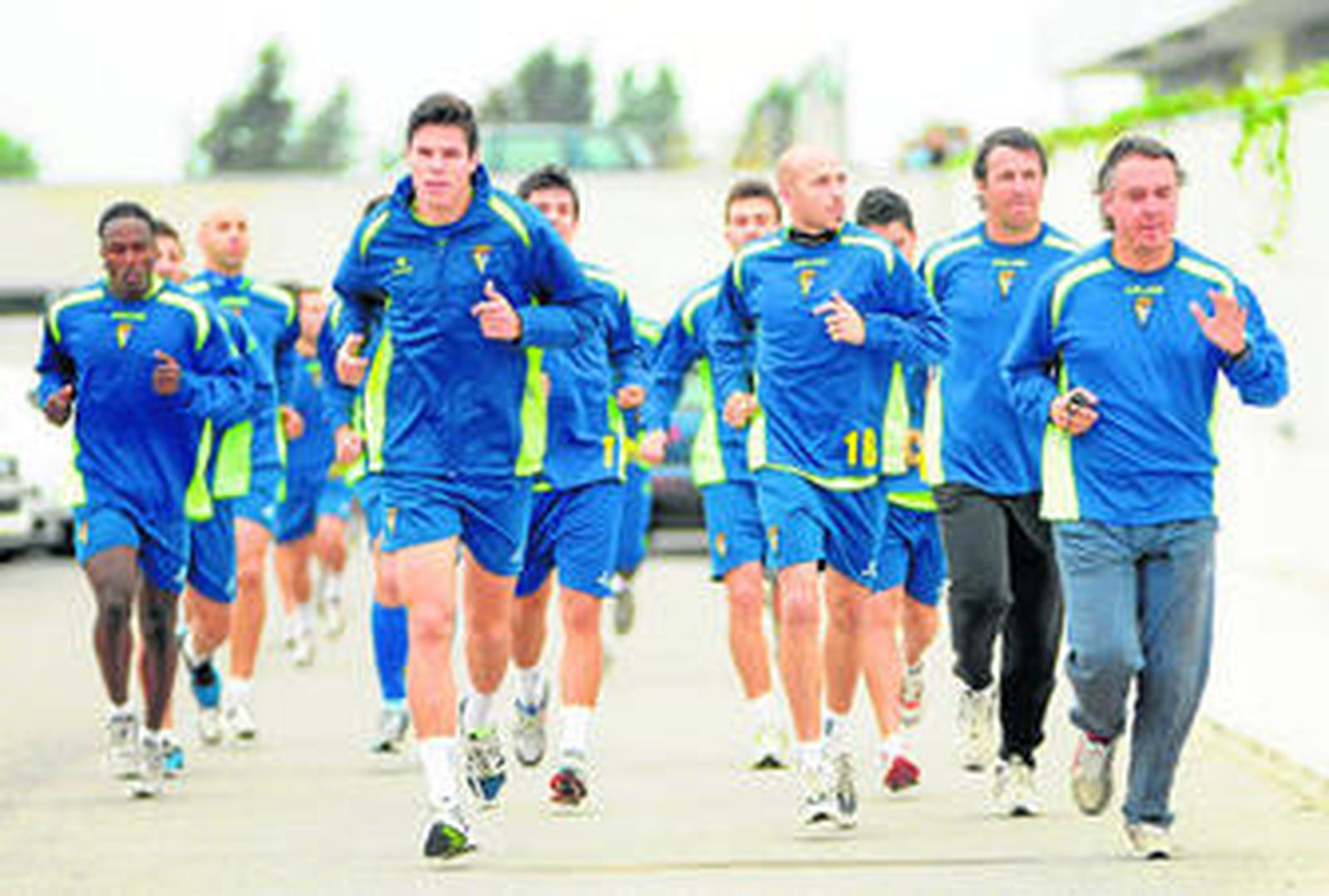 1. El grueso de la plantilla del Cádiz, con Héctor Yuste y Óscar Pérez en primer plano y con Jose González y Pepe Losada entre ellos, realiza carrera continua en dirección a los pinares de las instalaciones de El Rosal. 2. Juanse, Dieguito y Wilson Cuero, en primer plano, seguidos por Góngora y Dioni, con cara de sufrimiento en uno de los trabajos físicos de la sesión de trabajo de por la mañana 3. Camille, que ayer trabajó con el grupo con toda normalidad, demostró haber dejado atrás su lesión en el campo principal de las instalaciones puertorrealeñas. 4. Stole Dimitrievski, portero macedonio que ha recalado en el club de la mano del Udinese italiano y que tendrá ficha con el Cádiz B, se estrenó ayer a las órdenes del gaditano Jose González. / FOTOS: JAVIER GONZÁLEZ