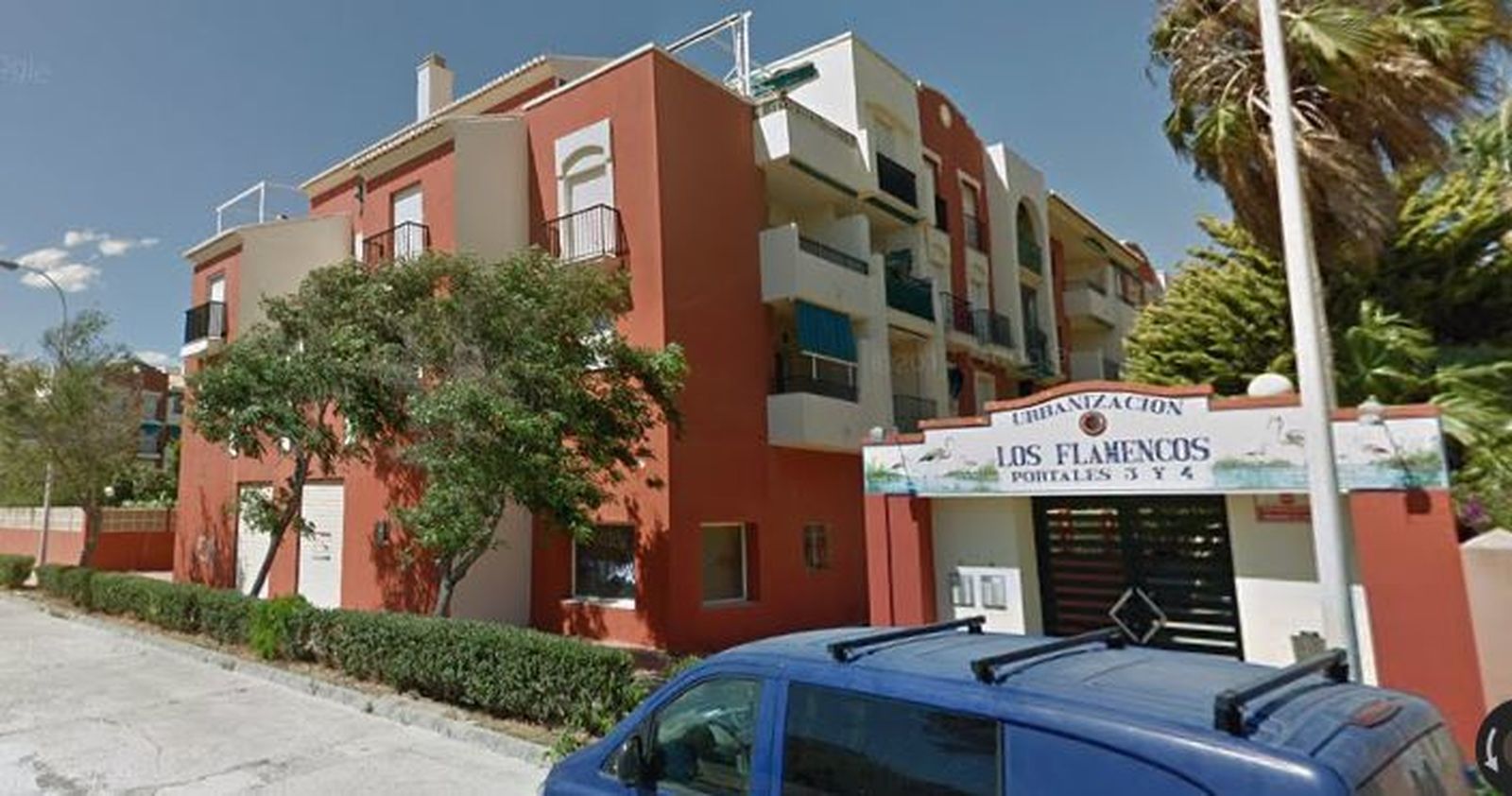 Una de las entradas a la Urbanización Los Flamencos de Salobreña.