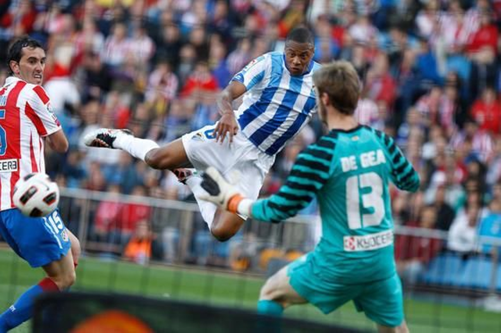 El Málaga golea al Atlético en el Calderón (0-3). / LOF