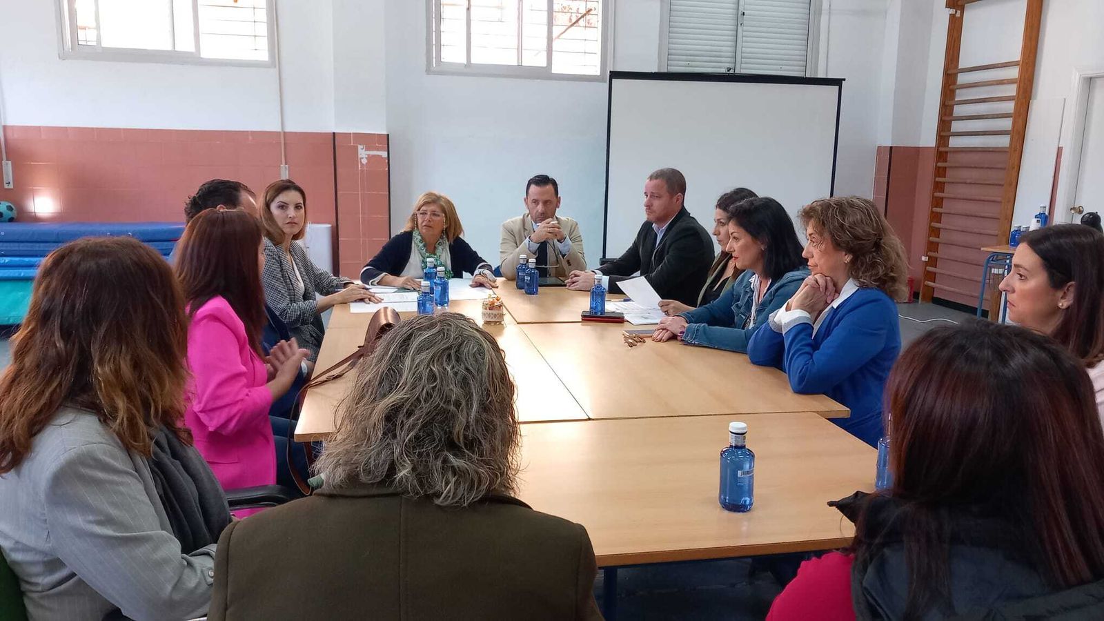 Reunión de representantes de la Junta y del CEIP San Bernardo