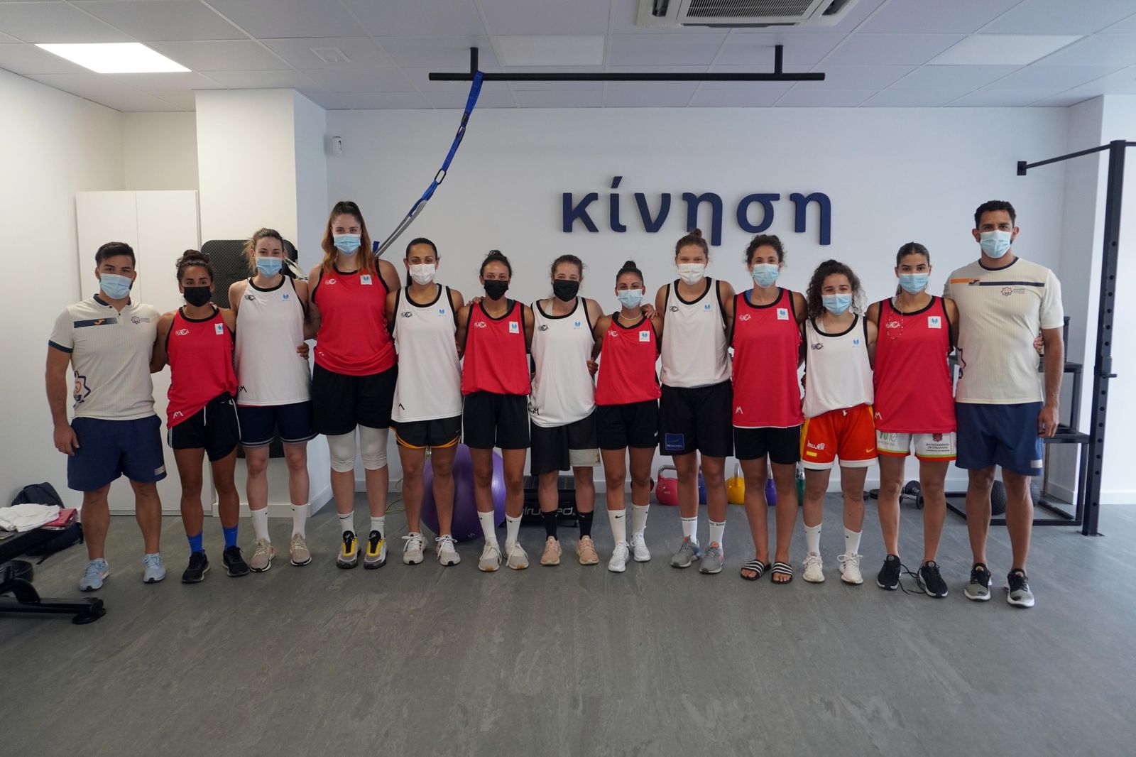 Las jugadoras del Raca pasaron por la Clínica Kivnon.