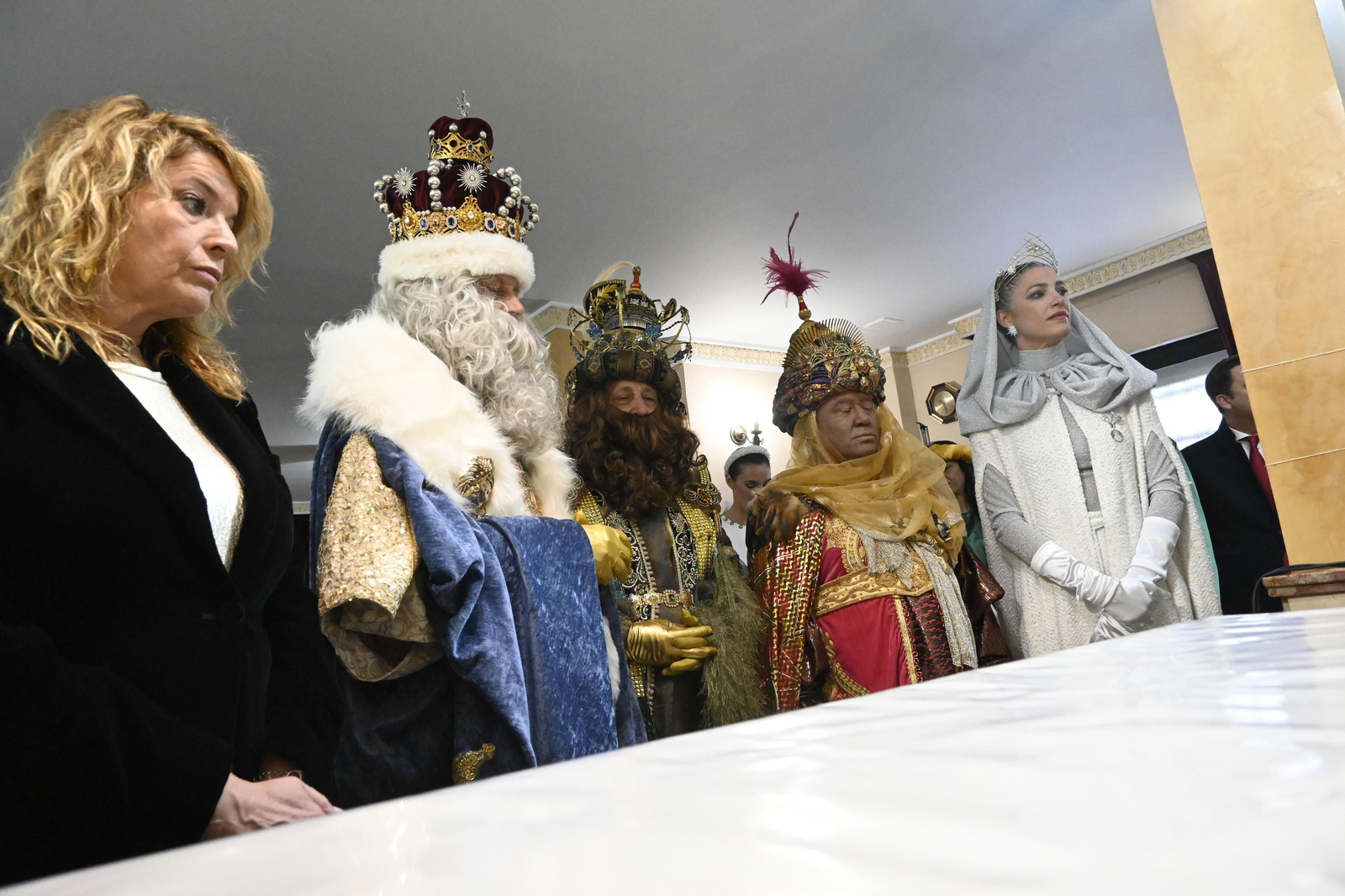 Visita de los Reyes Magos a los ancianos de los asilos de Huelva, en imágenes