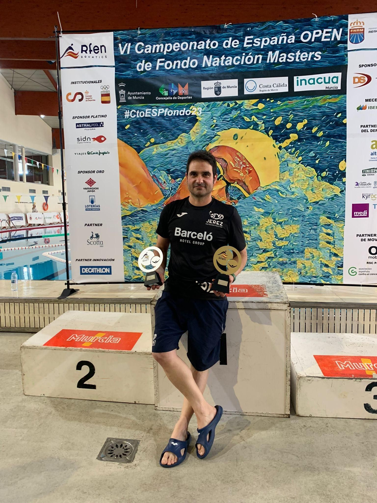 Germán Monreal, con los trofeos de campeón femenino y subcampeón por equipos.