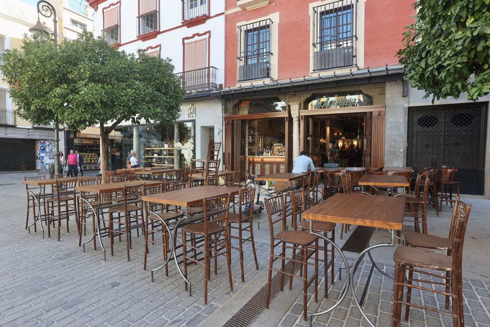 Últimos preparativos para la apertura de La Alicantina.