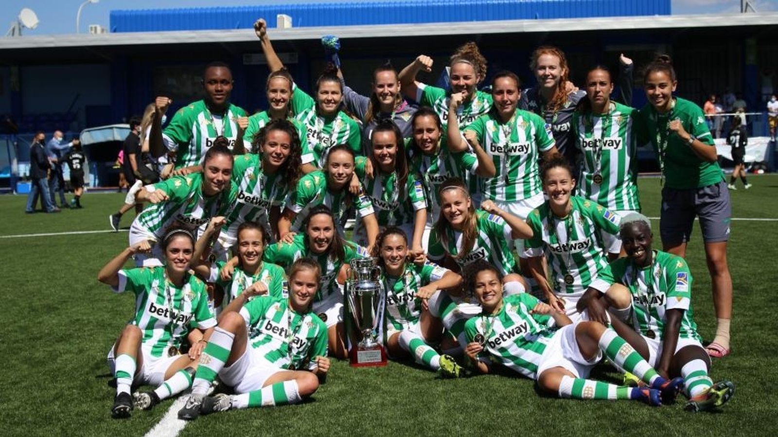 Las jugadoras del Betis posan con el trofeo.