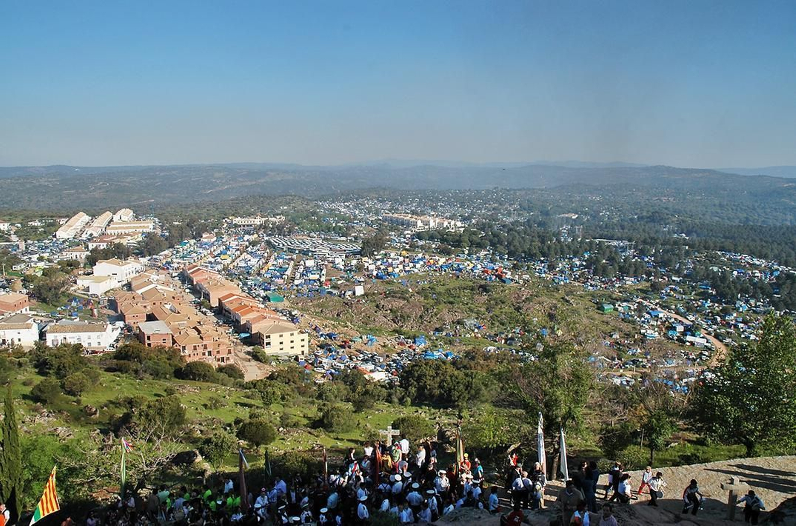 La Romería de la Virgen de la Cabeza, se desarrolla en plena Sierra Morena, frontera entre Andalucía y Castilla-La Mancha, y constituye una impresionante manifestación de fervor mariano.
