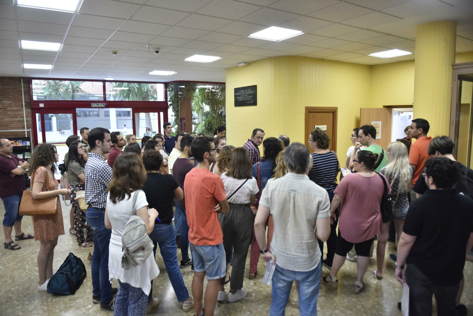 alumnos expectantes en una de las aulas de Reina Mercedes