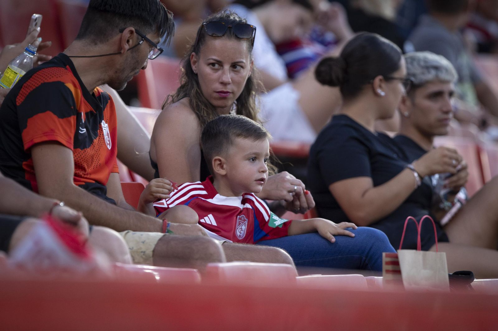 Un joven aficionado en el Nuevo Los Cármenes