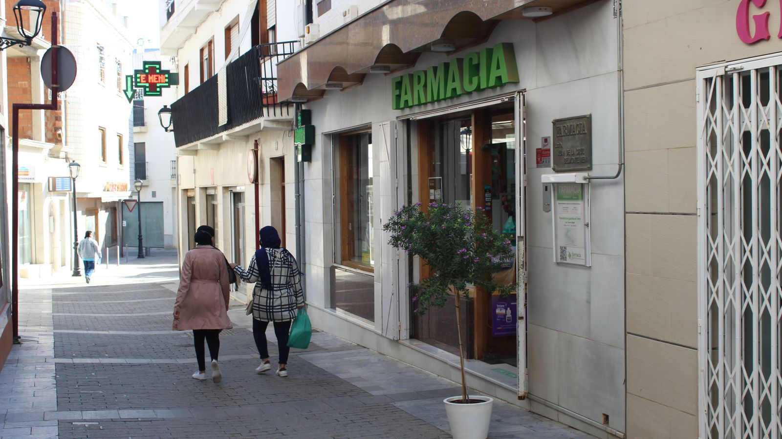 Las farmacias son uno de los establecimientos que pueden estar abiertos pasadas las 18:00 horas.