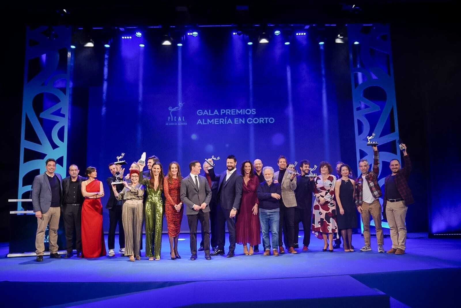 Autoridades y premiados en la gala del Cortometraje celebrada en el Teatro Cervantes.