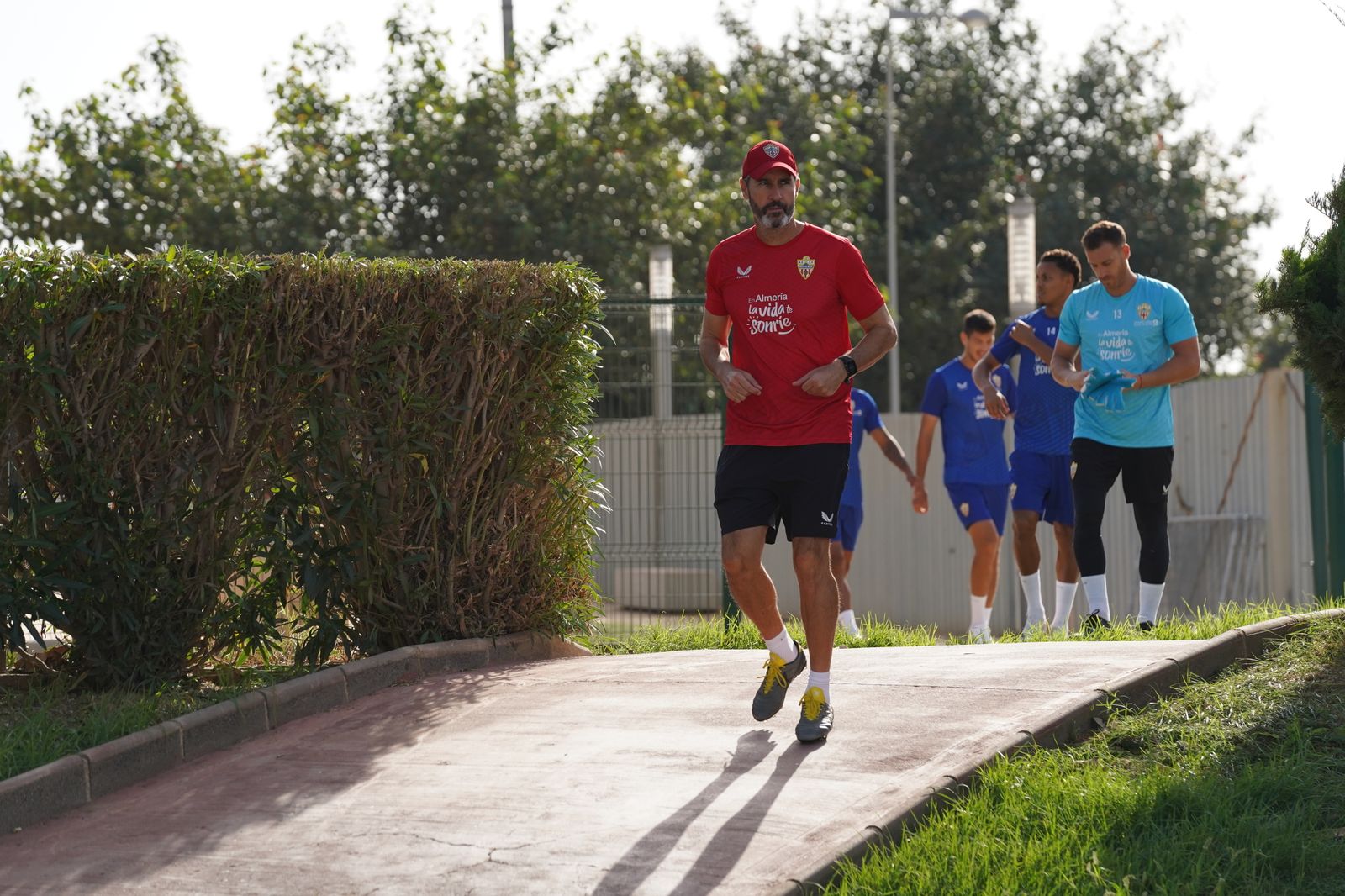 Vicente Moreno desciende la rampa que da acceso al anexo para un entrenamiento
