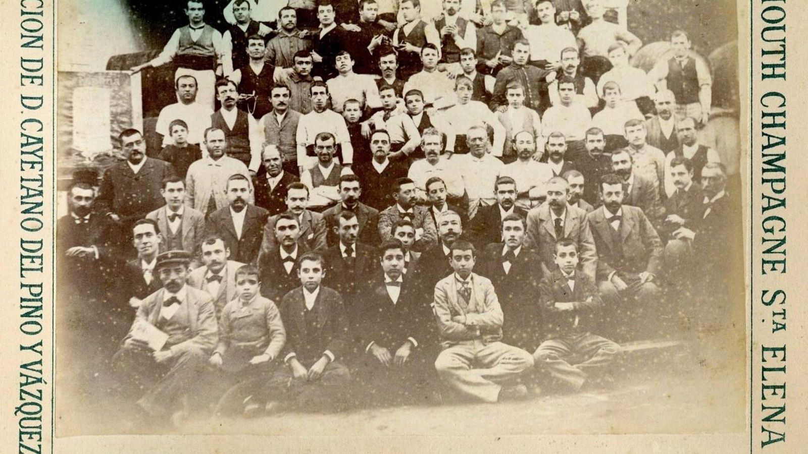 El propietario con los trabajadores de bodega y oficinas.