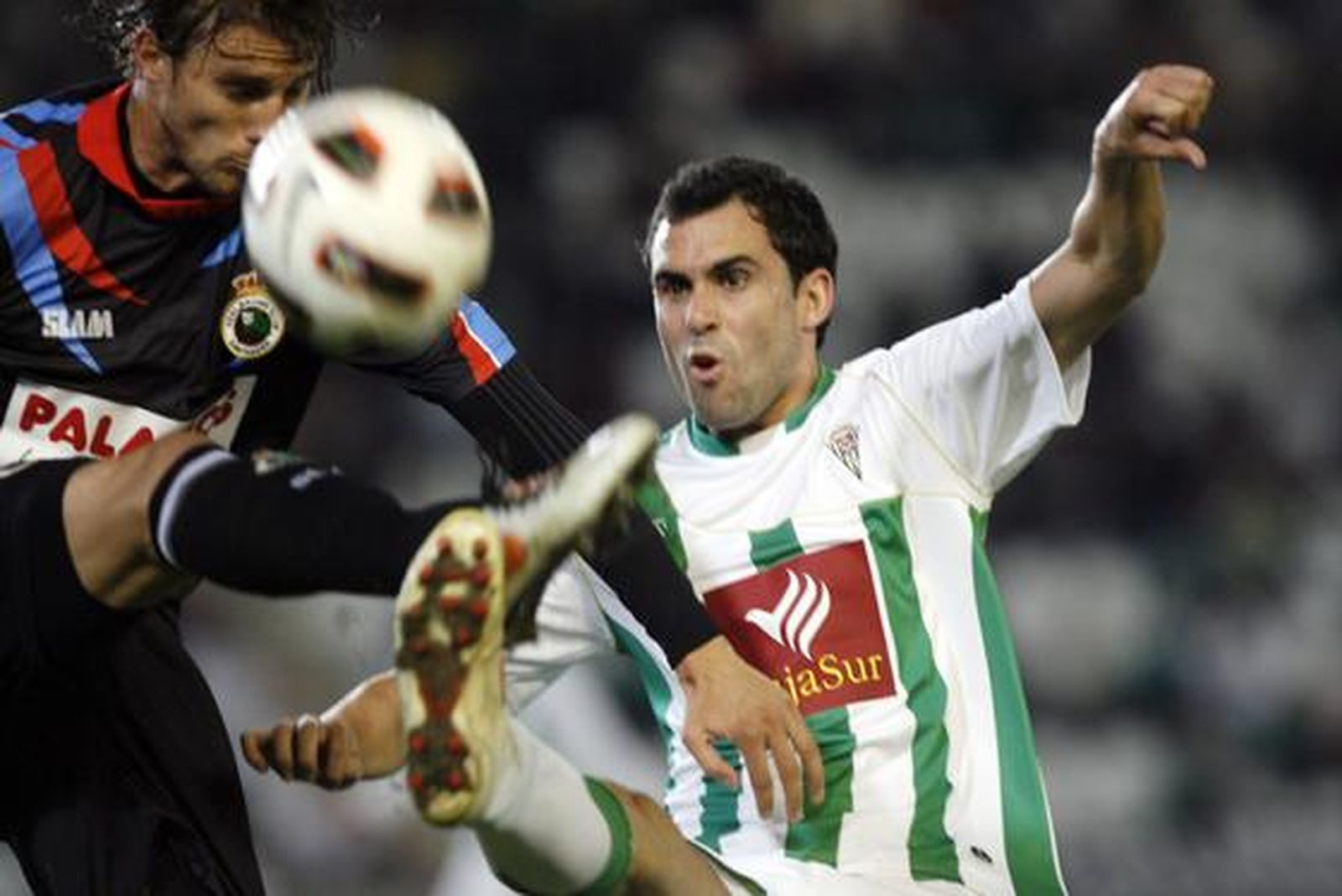 El Córdoba encarrila la clasificación para octavos de final de la Copa del Rey ante el Racing de Santander. / José Martínez