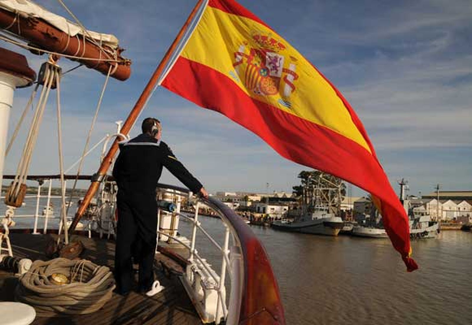 San Fernando despide en el Arsenal de La Carraca al buque escuela de la Armada, que partió de forma excepcional en uno de los primeros grandes actos conmemorativos del 2010

Foto: Javier Gonzalez
