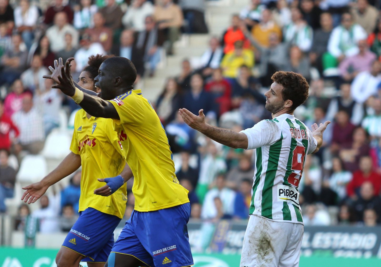 Sankaré protesta en Córoba tras la señalización del penalti.