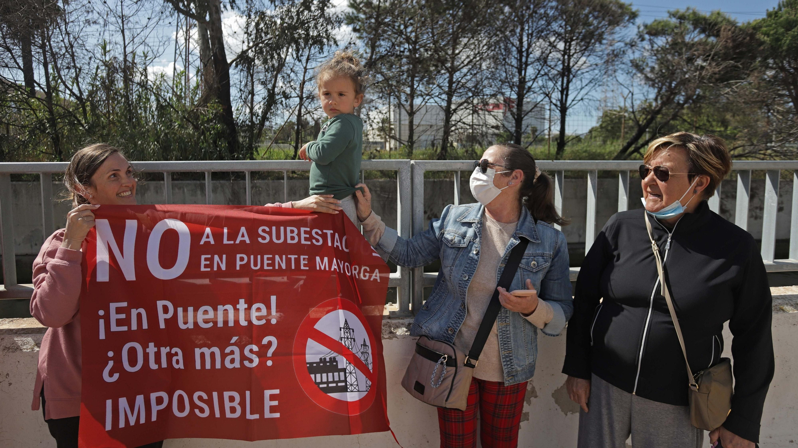Fotos de la concentración contra la subestación eléctrica en Puente Mayorga