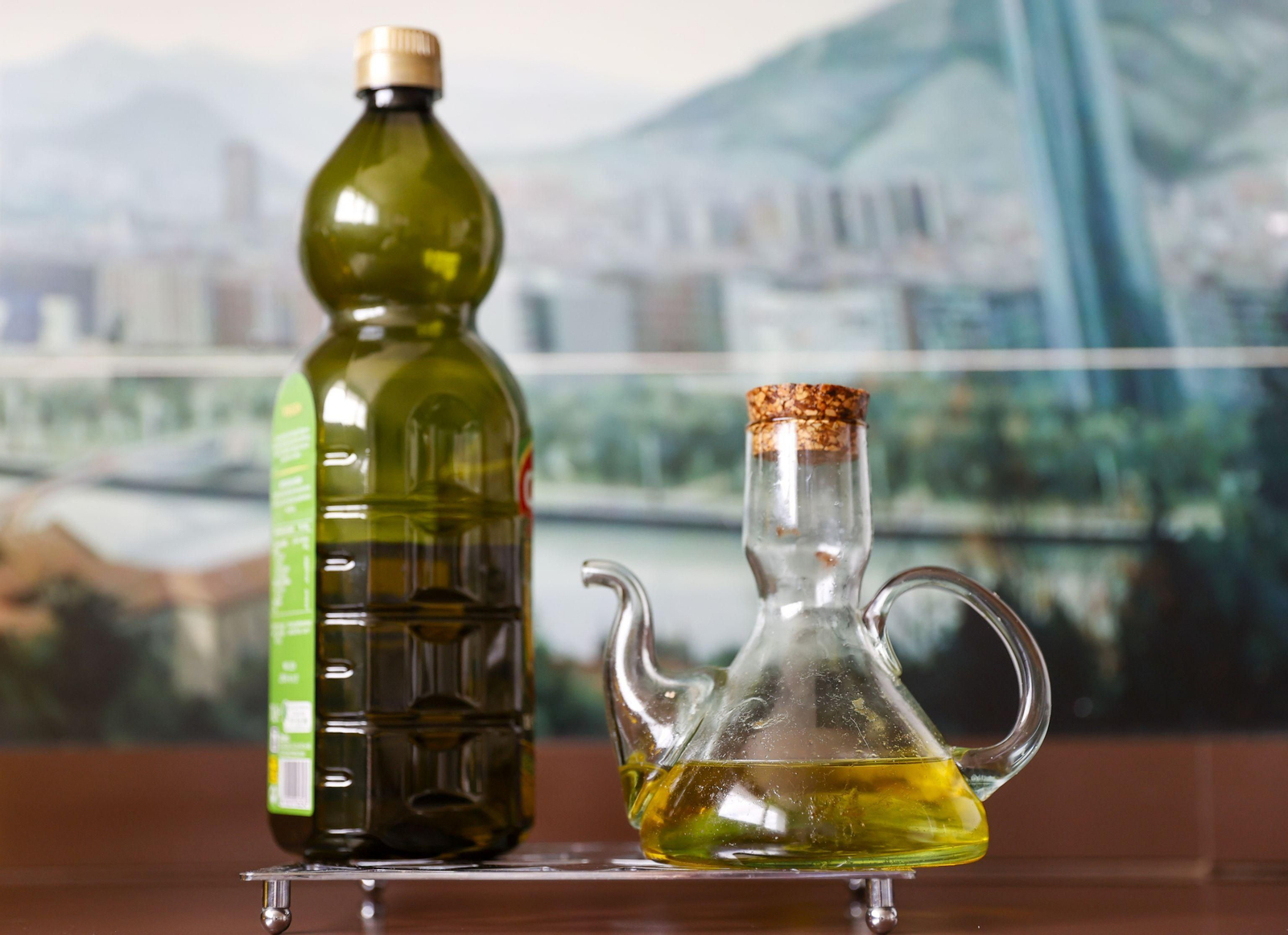Una botella y una aceitera con aceite de oliva virgen. Una botella y una aceitera con aceite de oliva virgen.