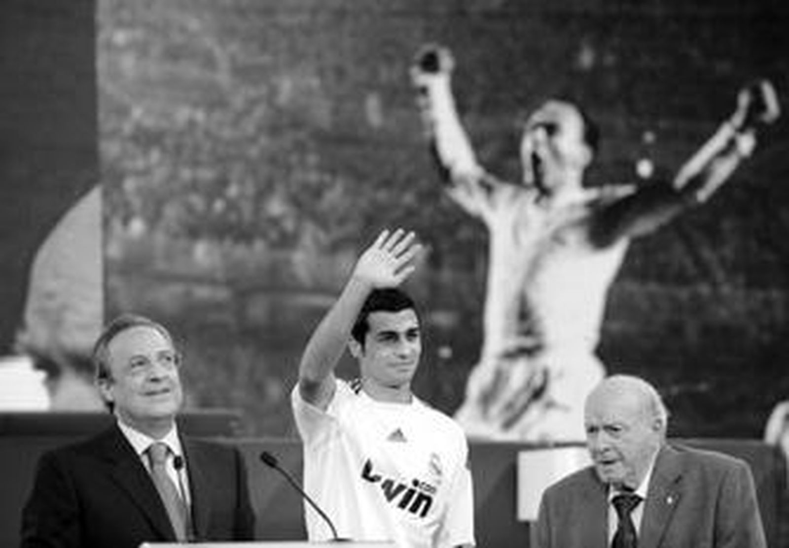 Raúl Albiol, flanqueado por Pérez y Di Stéfano, en su presentación como nuevo jugador del Madrid.