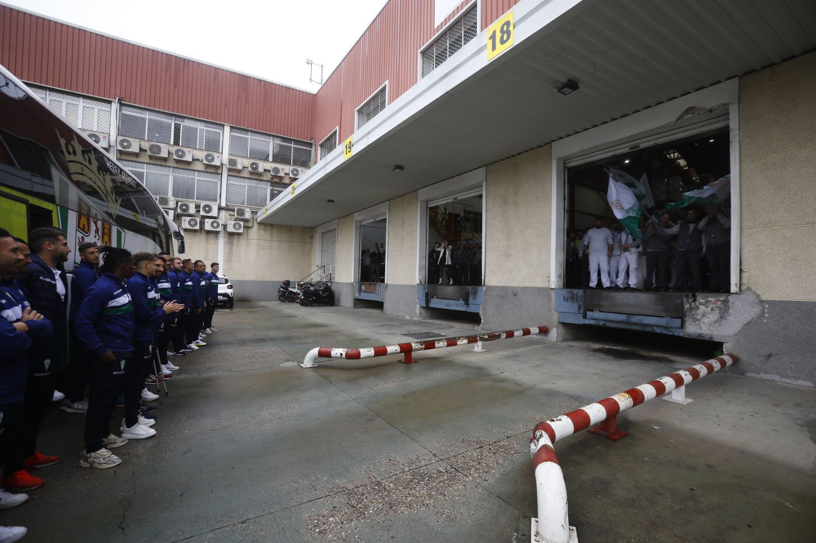 La visita institucional del Córdoba CF a Supermercados Piedra, en imágenes