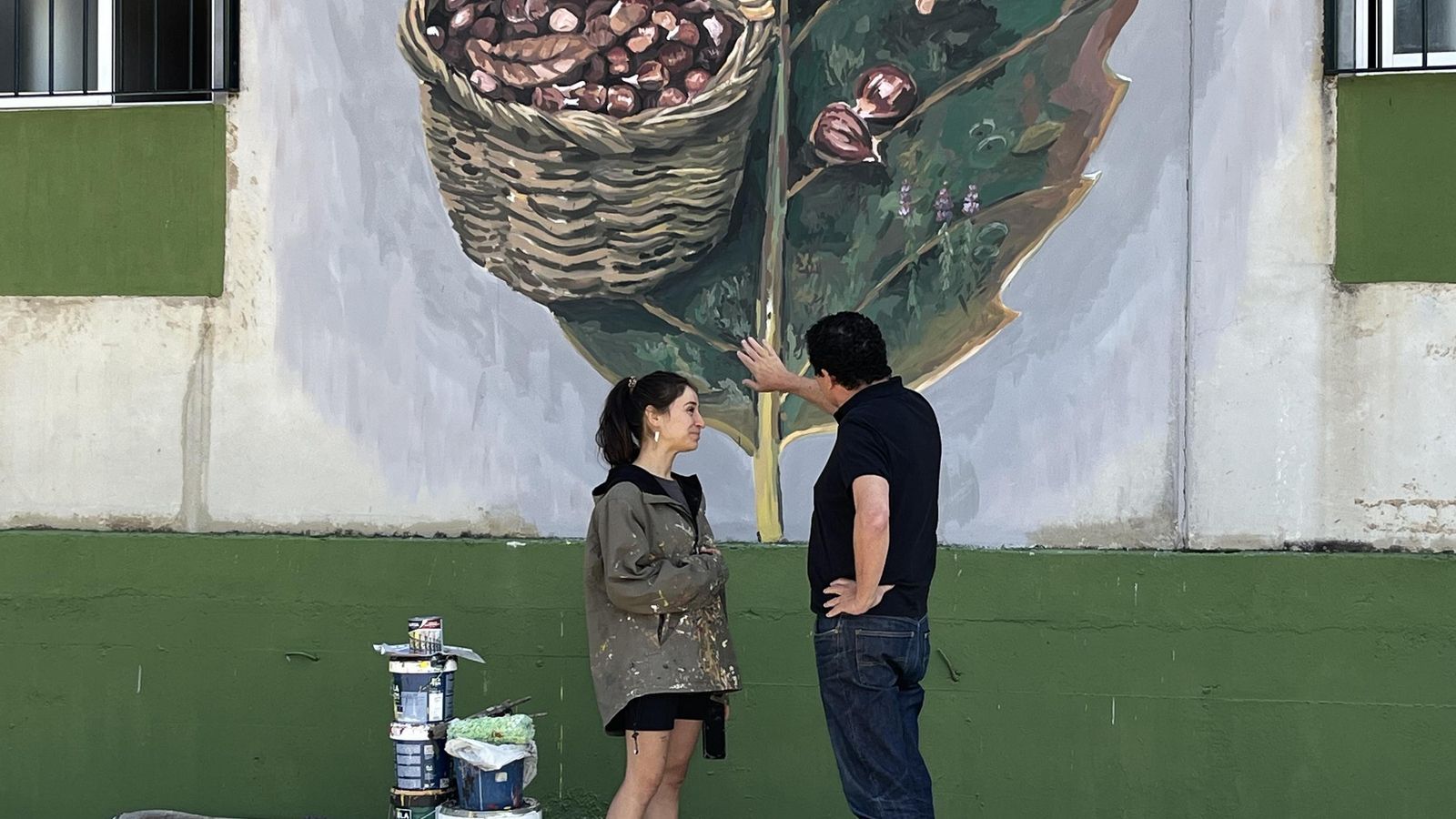 Natalia Escaño y Arturo Martínez una vez terminado el mural.