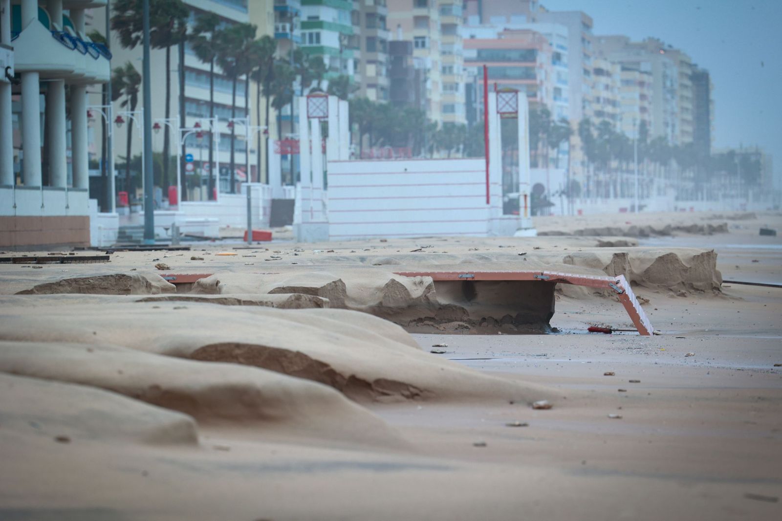 Imágenes de los principales destrozos provocados por la borrasca Leonardo en Cádiz