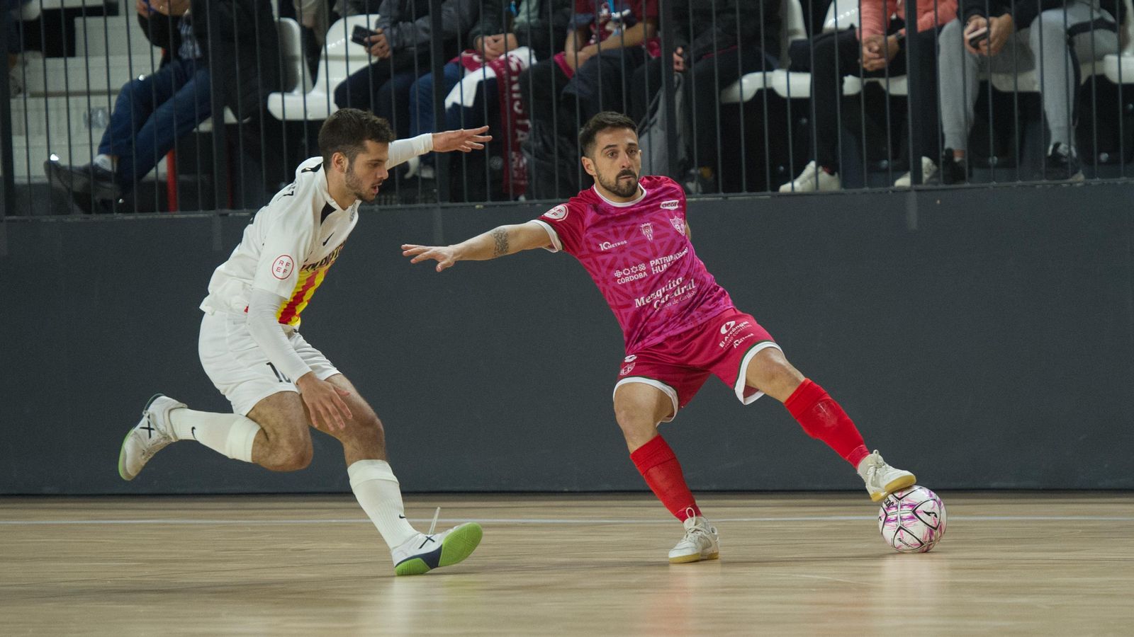 Jesulito juega el balón ante la presión del Santa Coloma.