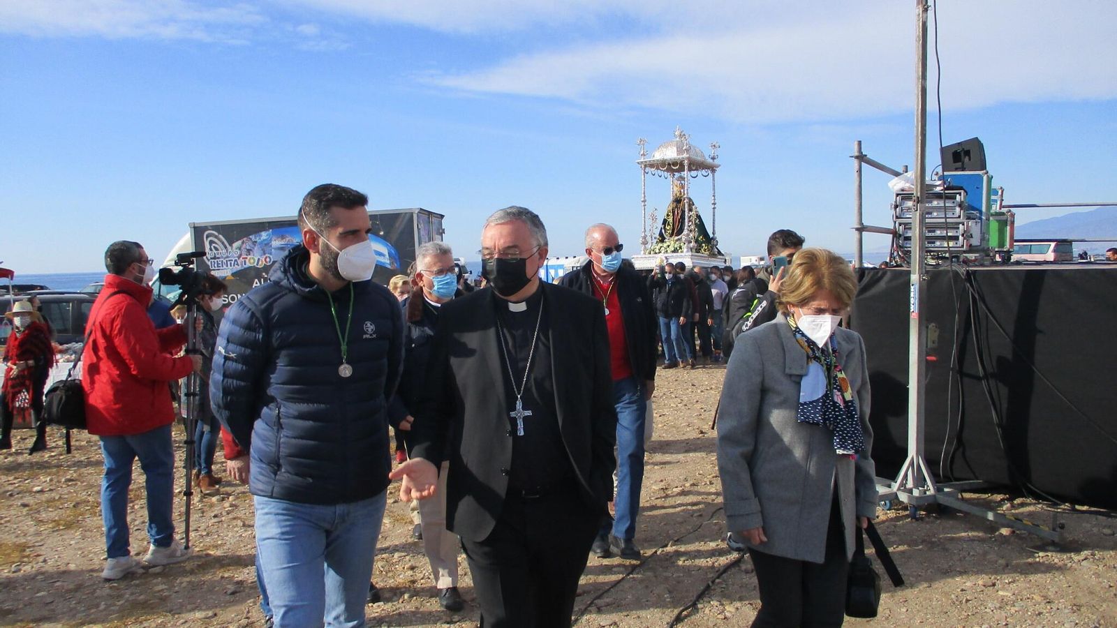 El alcalde, el Obispo y la Hermana Mayor de la Virgen del Mar en Torregarcía.