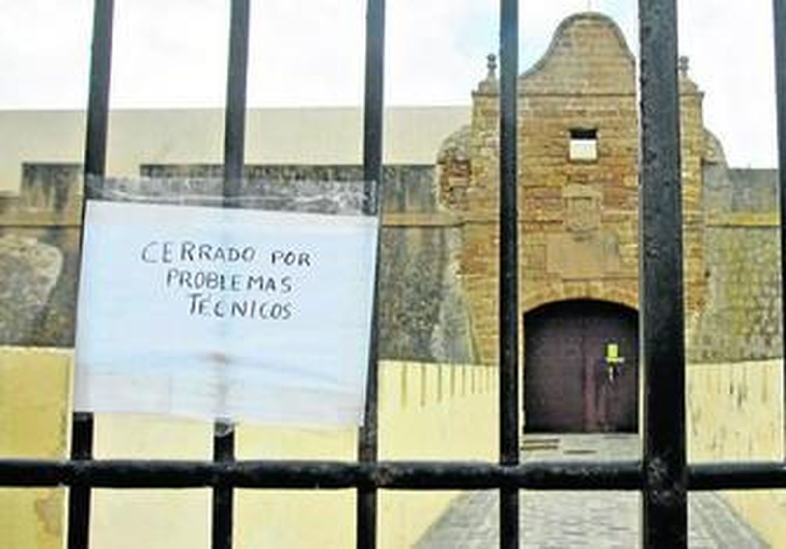 Imagen del cartel que anuncia el cierre en la cancela de acceso al Castillo de Santa Catalina.