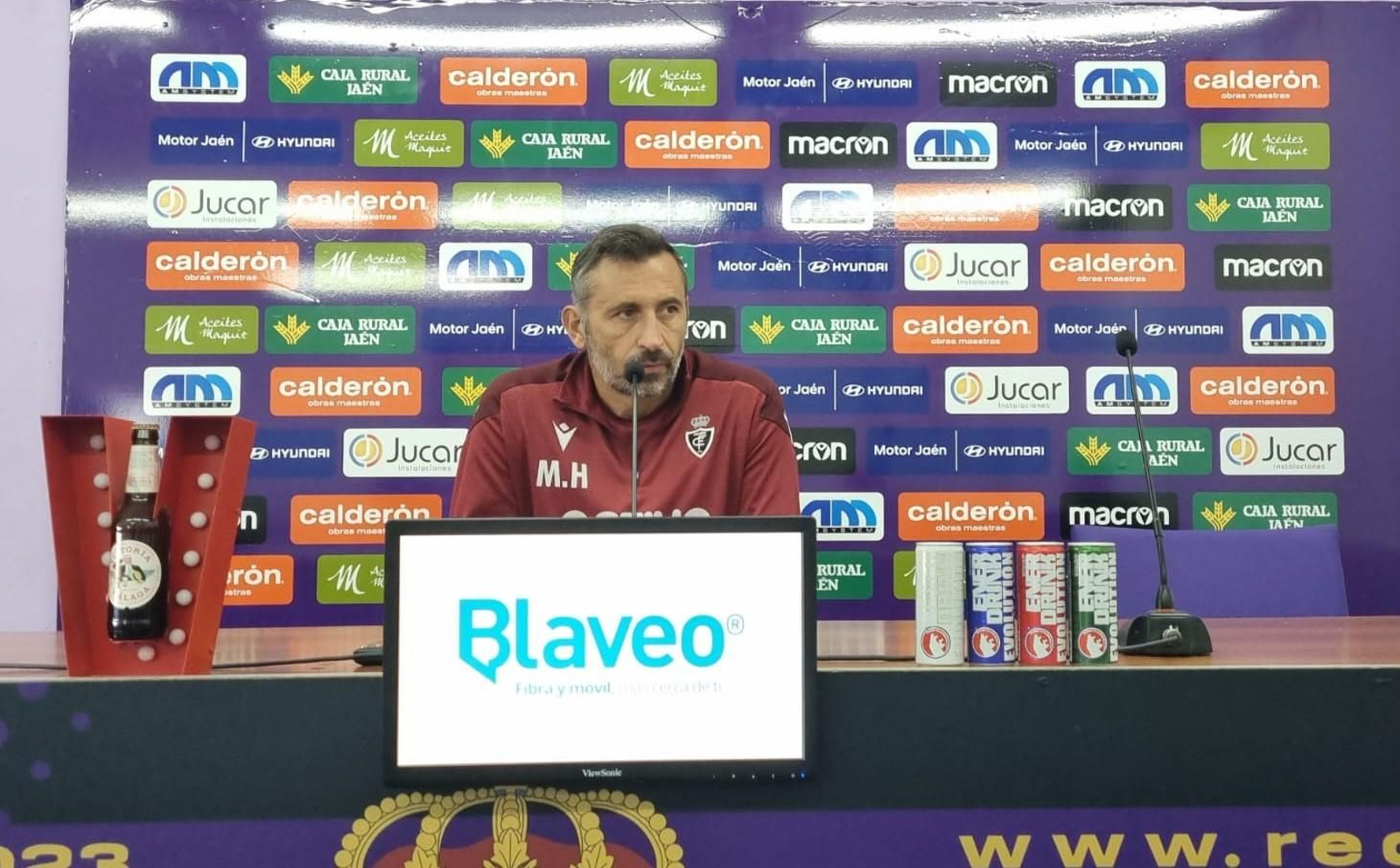 Manolo Herrero atiende a los medios de comunicación en la previa.