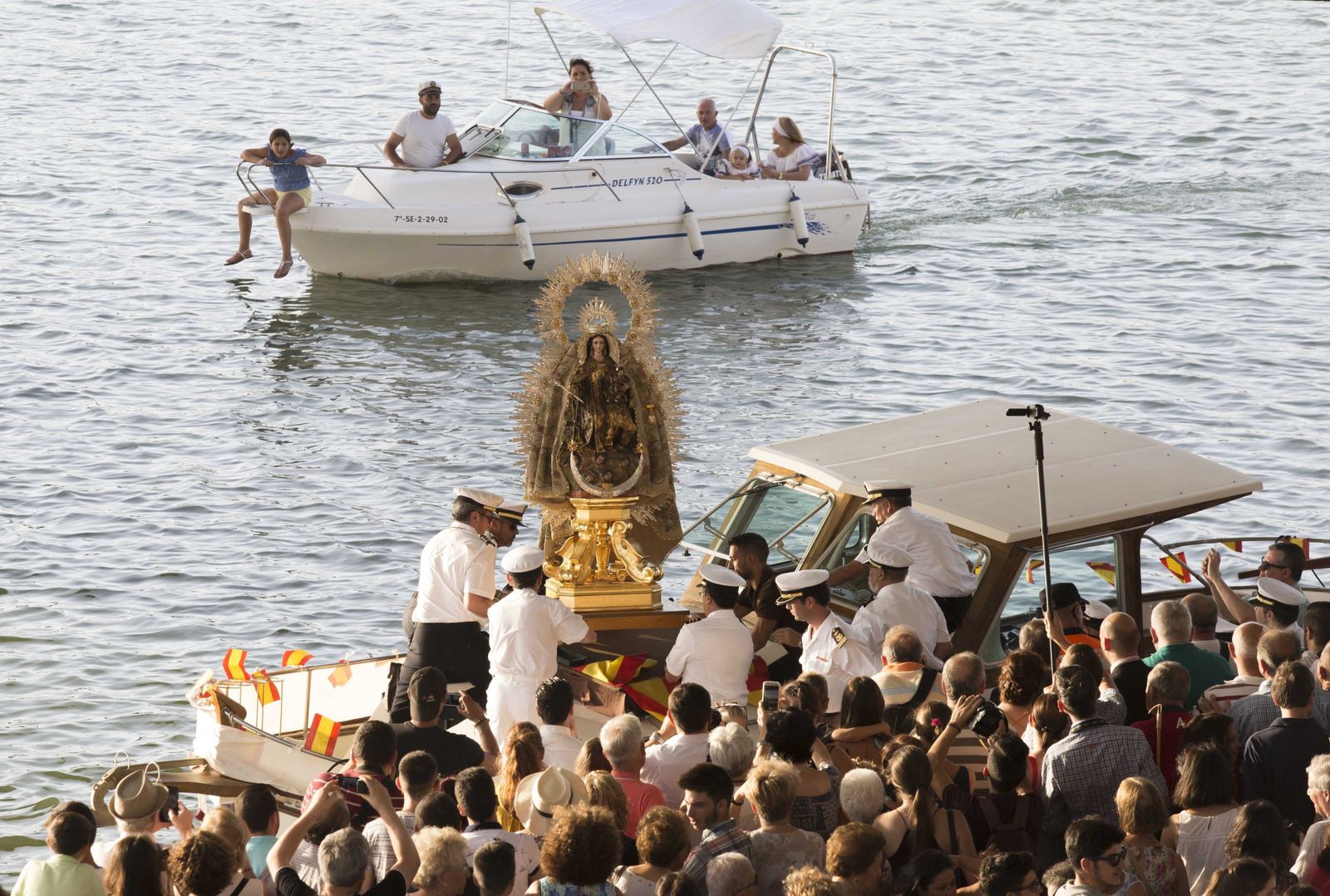 La Virgen del Carmen de Calatrava, en el momento de ser embarcada en la dársena del Guadalquivir.