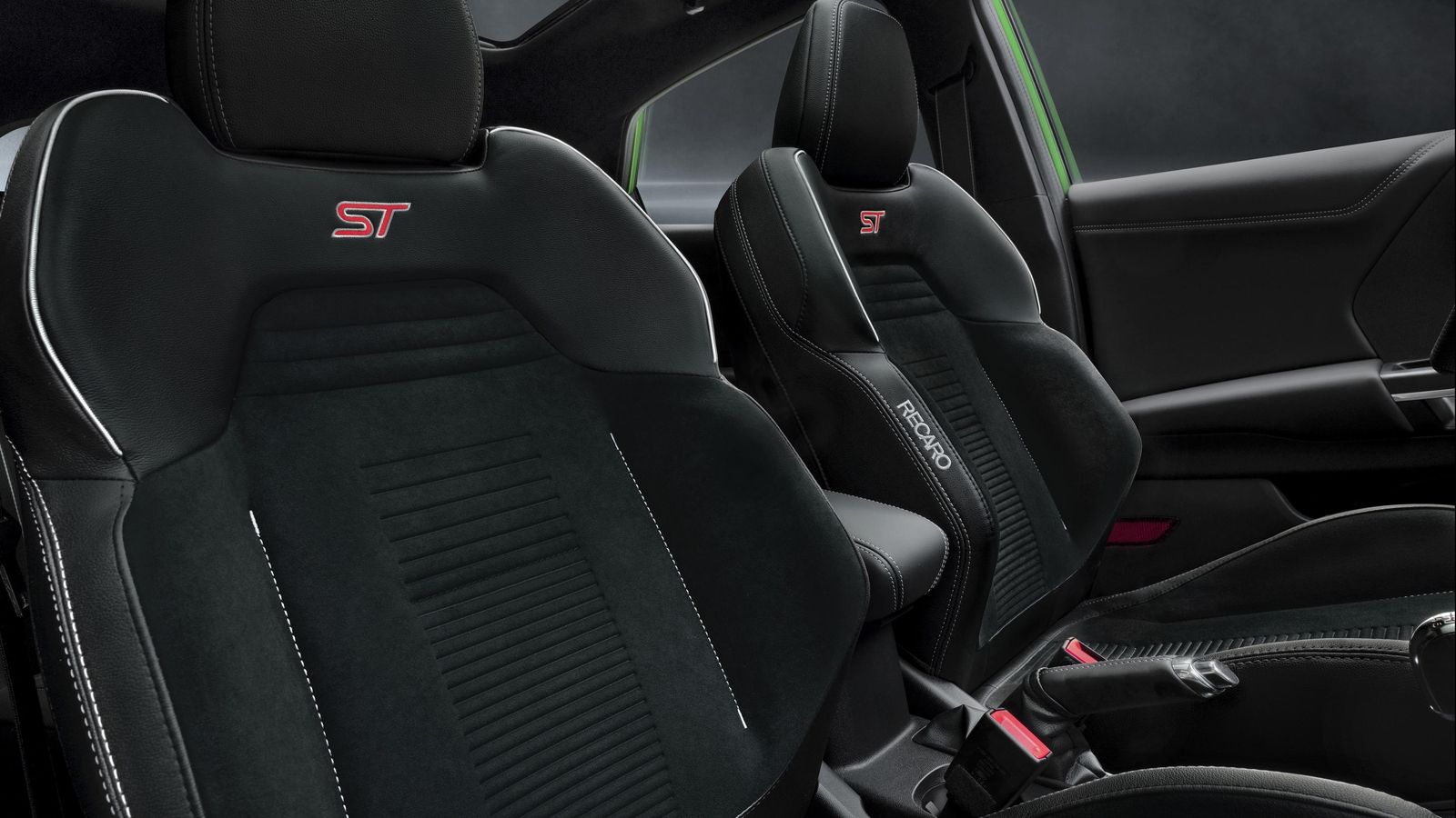 Estos asientos Recaro son específicos del Ford Puma ST. Están calefactados y reforzados y, como otros elementos del interior, tienen costuras en contraste de color gris.