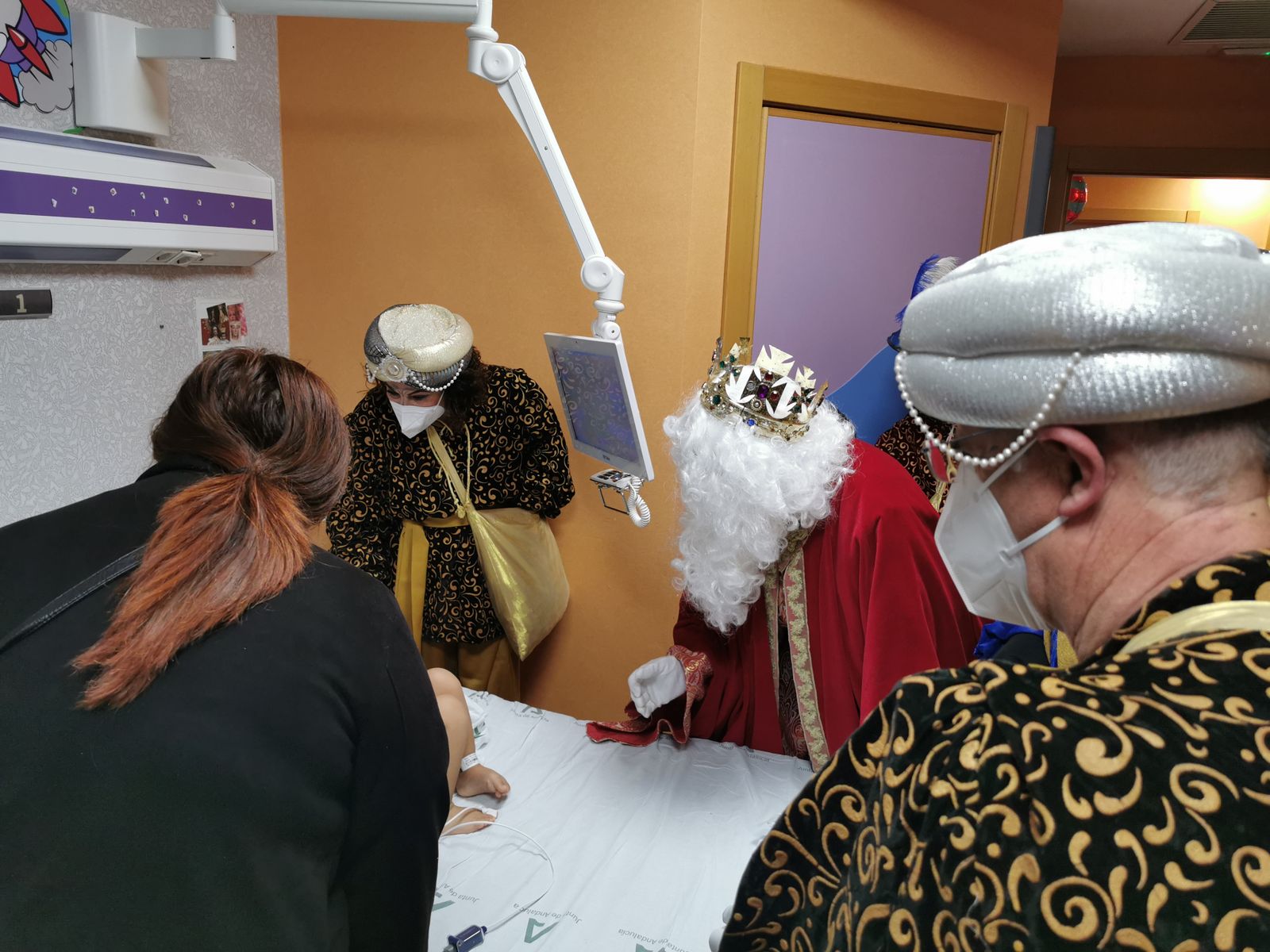 Visita a una de las habitaciones de la planta de Pediatría del Hospital Universitario de Valme.