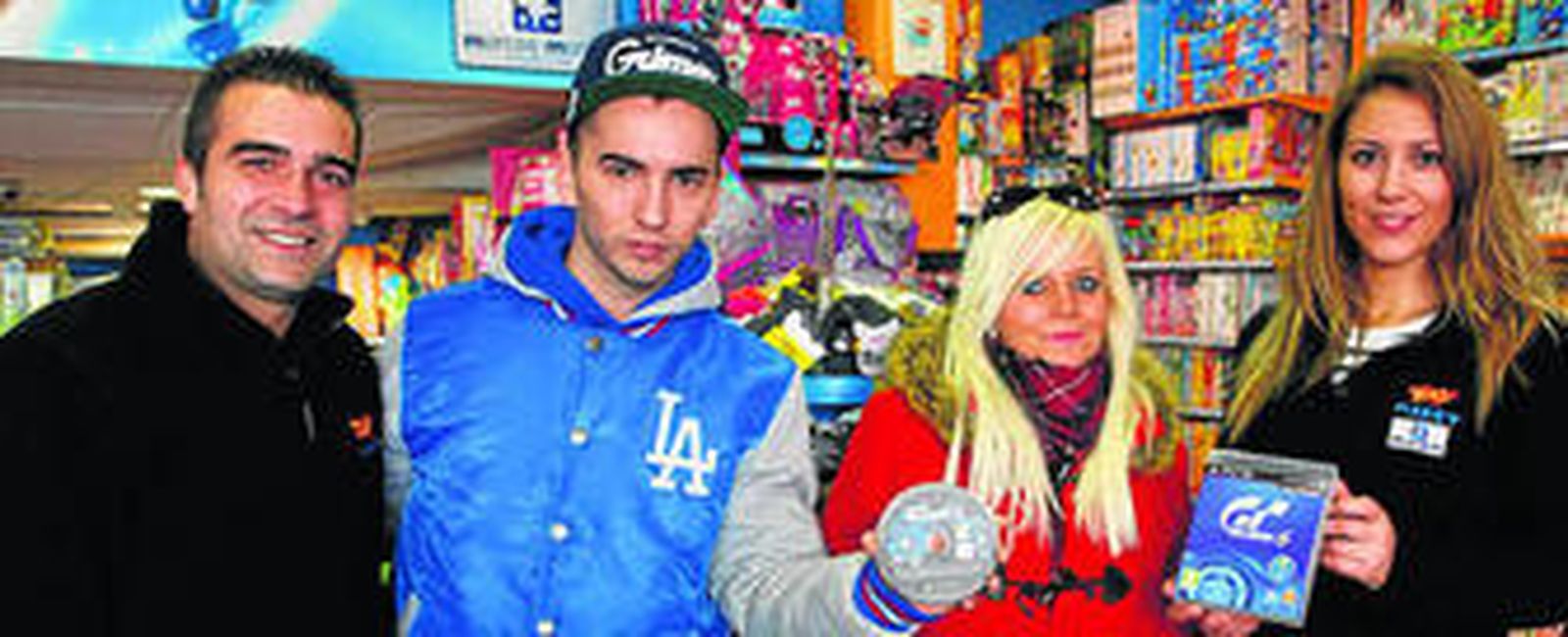 Los primeros rondeños que han comprado el videojuego.