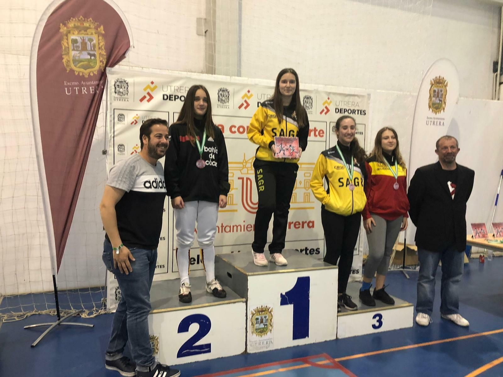 Carmen Ortega, en lo más alto del podio de M17. En el tercer cajón, Ángela Rodríguez e Isabel Lorite (derecha).