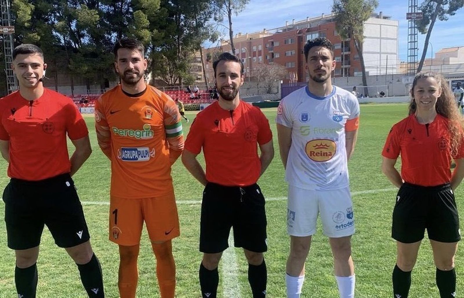 Tradicional fotografía entre los dos capitanes y el trío arbitral