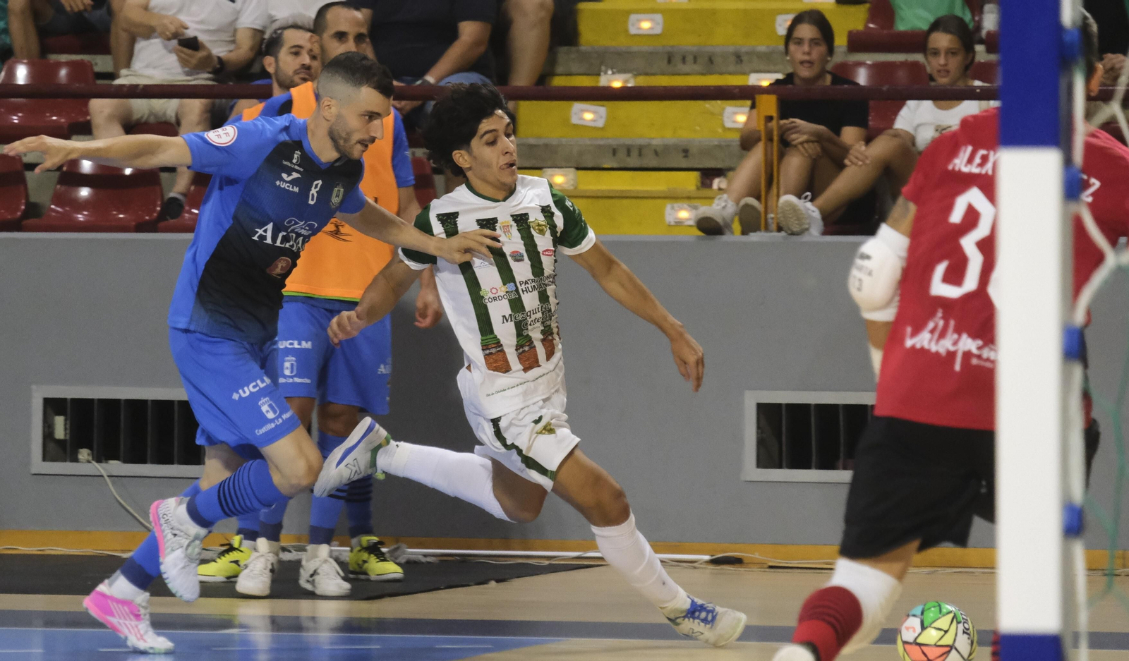 Joaqui supera a un rival en un partido del Córdoba Futsal. Joaqui supera a un rival en un partido del Córdoba Futsal.
