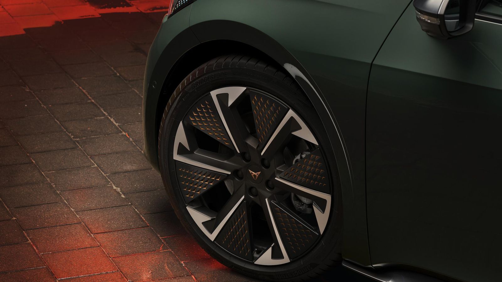 Las llantas, con una de las dos alternativas de tipo forjado, alojan neumáticos 215/45 R20.
