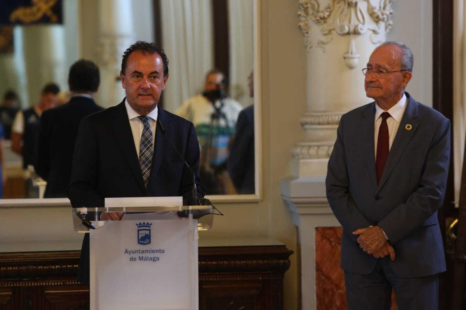 José María Muñoz explica el patrocinio ante la mirada de Francisco de la Torre. José María Muñoz explica el patrocinio ante la mirada de Francisco de la Torre.